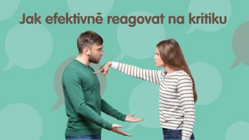 Muž a žena se hádají, ukazuje prstem na muže.