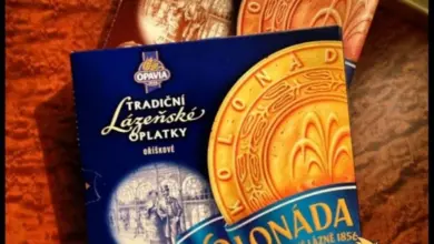 Dvě krabičky českých koláček Kolonáda na dřevěném povrchu.
