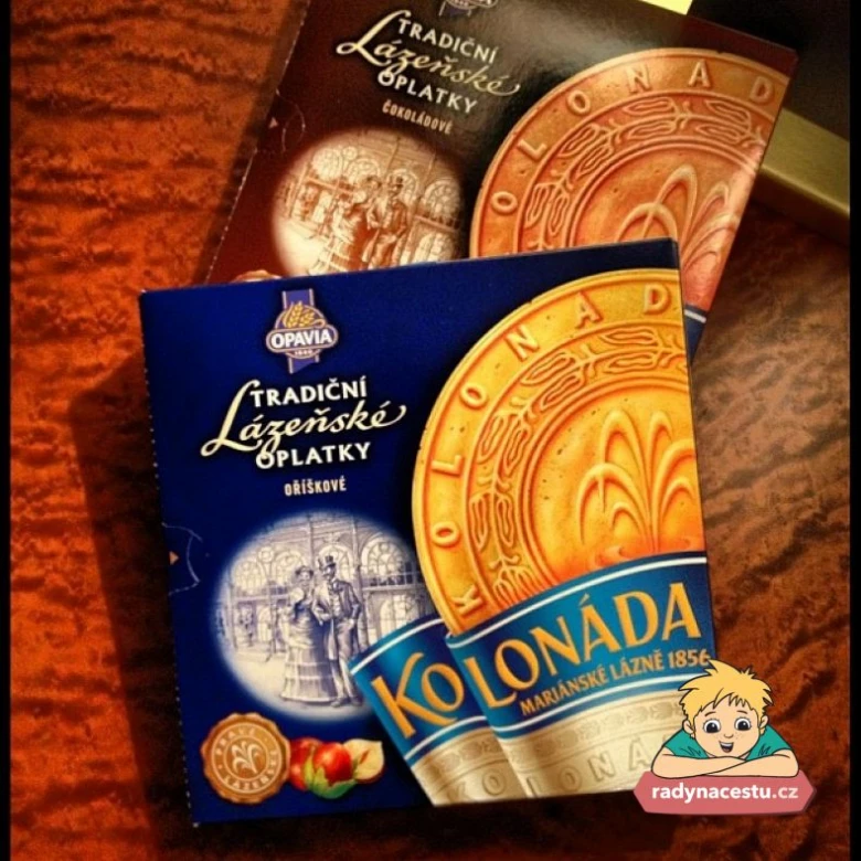 Dvě krabičky českých koláček Kolonáda na dřevěném povrchu.