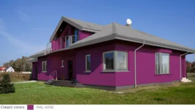 Fotografie domu v barvě RAL 4006 ukazuje odstín purpurové.