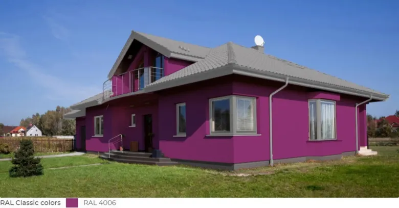 Fotografie domu v barvě RAL 4006 ukazuje odstín purpurové.