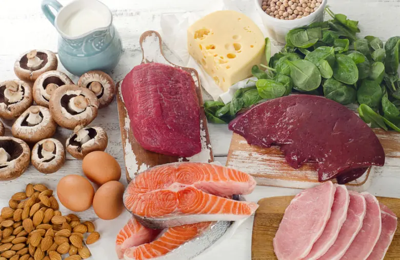 Různé potraviny bohaté na vitamín B jako maso, ryby a vejce.