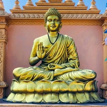 Zlatá socha Buddhy sedící v meditaci na lotosu.