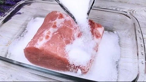 Sušení masa solí v skleněné mise pro odstranění hořkosti.