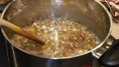 Kachní sádlo se vaří v hrnci na plotně.