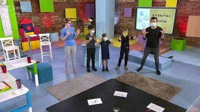 Učitelka s dětmi v matematické hodině na barevné škole.