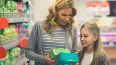 Žena s dcerou v obchodě hledá produkty pro menstruaci.