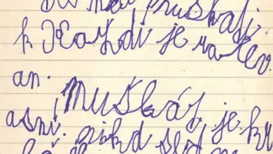 Ručně psaný text v češtině s příznaky dysgrafie na sešitovém papíru.