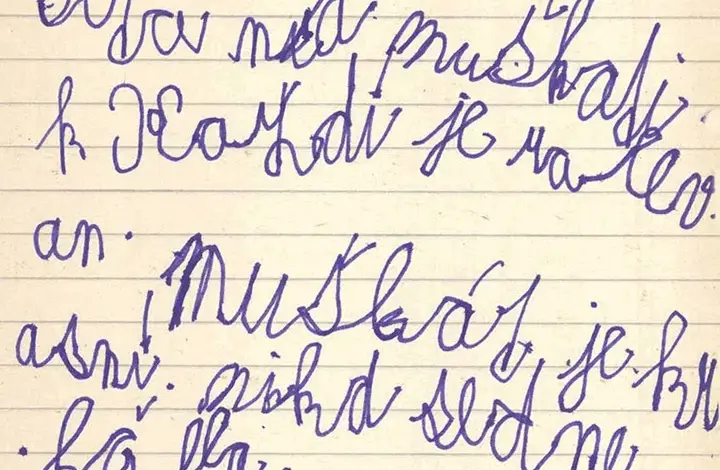 Ručně psaný text v češtině s příznaky dysgrafie na sešitovém papíru.