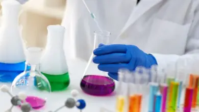 Vědec v laboratoři s chemickými látkami pro vysvětlení katalýzy.