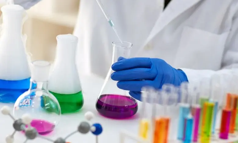 Vědec v laboratoři s chemickými látkami pro vysvětlení katalýzy.