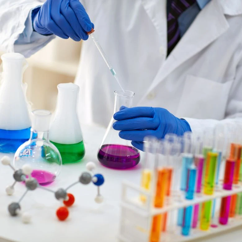 Vědec v laboratoři s chemickými látkami pro vysvětlení katalýzy.