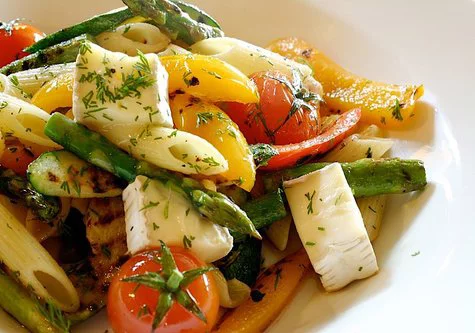 Grilované zeleniny sýrové salát pro dietní tabulku
