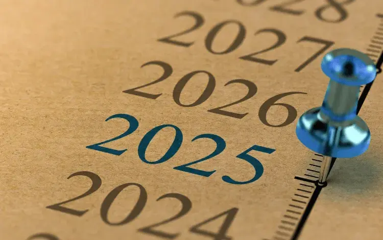 Kalendář s modrou jehlou označující rok 2025.
