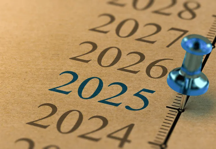 Kalendář s modrou jehlou označující rok 2025.