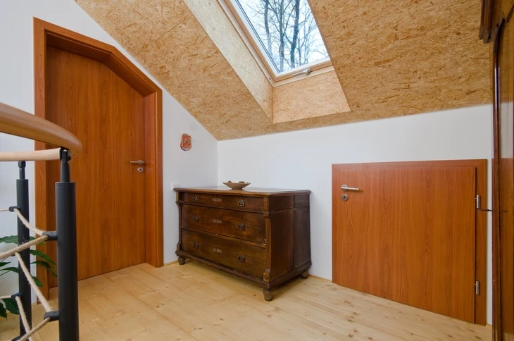 Interiér s dřevěnými dveřmi v prostoru wellness centra.
