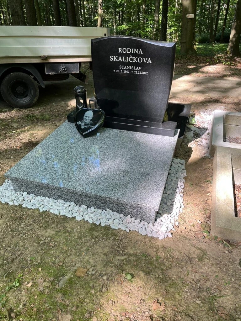 Náhrobek s vyrytým jménem Rodiny Skaličkové v lesním hřbitově.