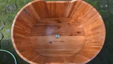Dřevěná japonská vana pro relaxaci a zdraví.
