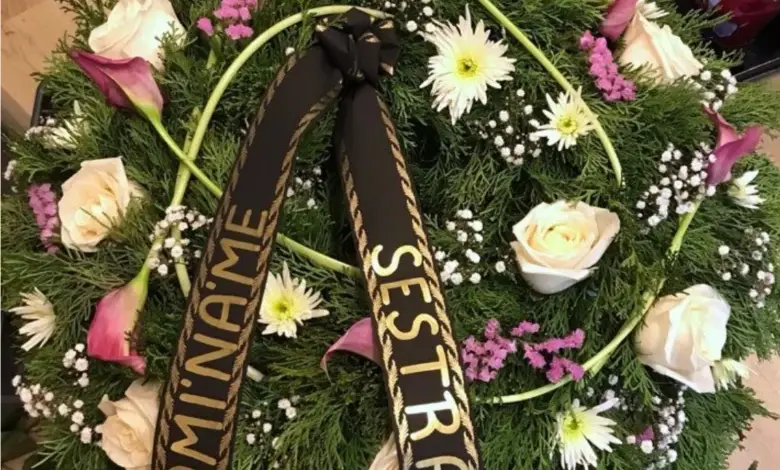 Smuteční věnec s páskou napsanou Vzpomínáme sestra