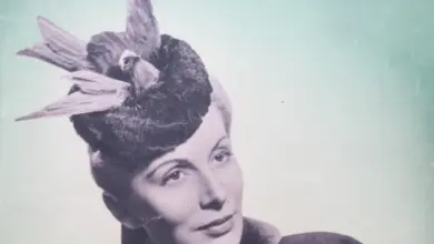 Žena v klobouku s ptáky z roku 1940