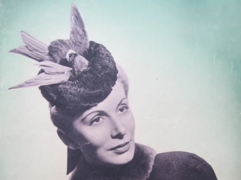 Žena v klobouku s ptáky z roku 1940