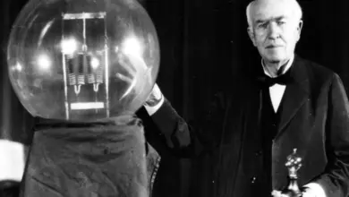 Thomas Edison s velkou žárovkou v ruce.