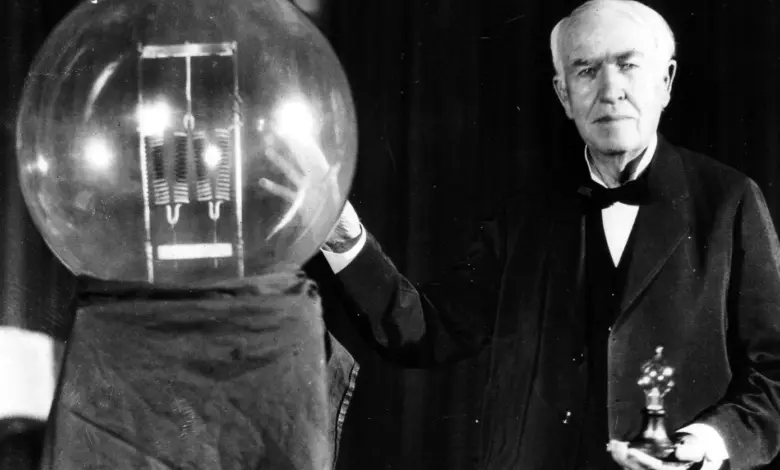 Thomas Edison s velkou žárovkou v ruce.