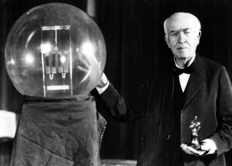 Thomas Edison s velkou žárovkou v ruce.