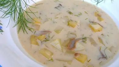 Kremová polévka se zakysanou smetanou, bramborami a koprem.