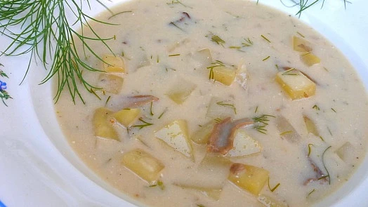 Kremová polévka se zakysanou smetanou, bramborami a koprem.