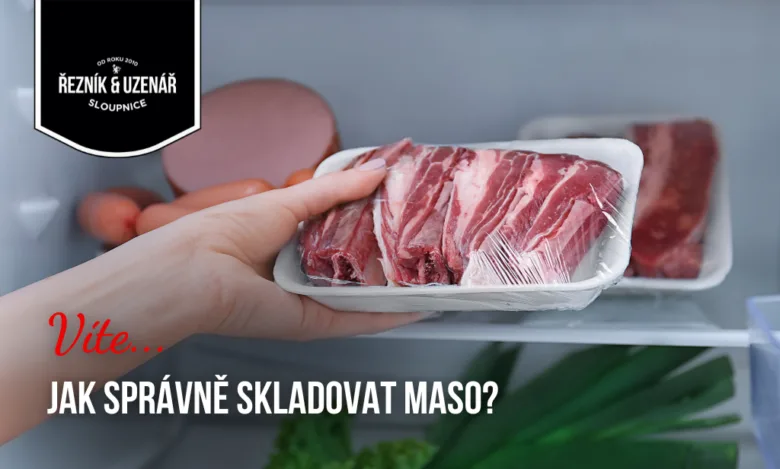 Ruka drží balení masa v lednici s ostatními potravinami.
