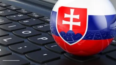 Globo s vlajkou Slovenska na klávesnici notebooku.