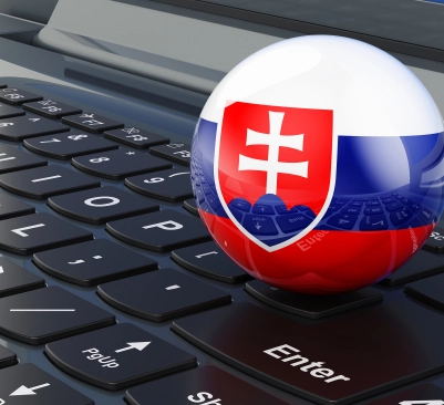 Globo s vlajkou Slovenska na klávesnici počítače.
