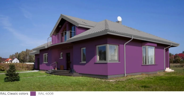 Fialový dům ukazuje odstín barvy RAL 4008 na fasádě.