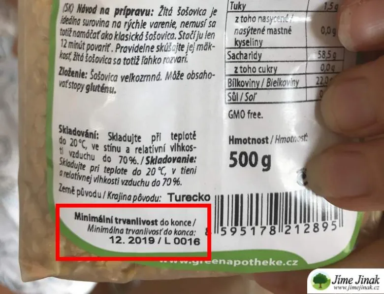 Etiketa s datem trvanlivosti a informacemi o složení potravin.
