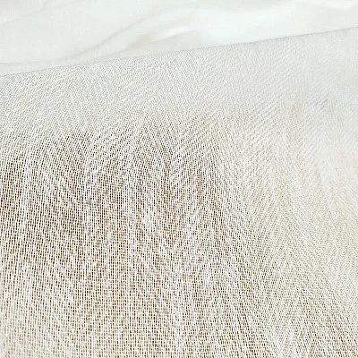 Bližší pohled na texturu bílého polyesterového materiálu.