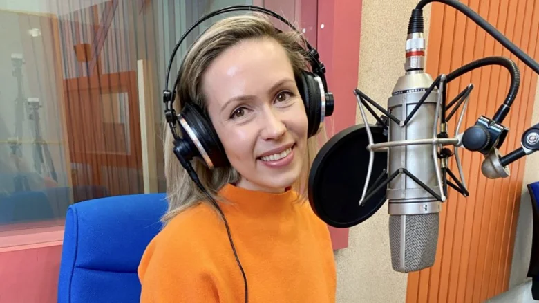 Žena v rádiu s mikrofonem pro rozhovor o rodinných vztazích.