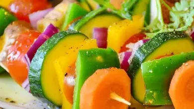 Zeleninové špejle s cuketou, paprikami a mrkví pro dietní tabulku.