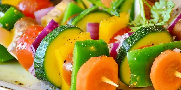 Zeleninové špejle s cuketou, paprikami a mrkví pro dietní tabulku.