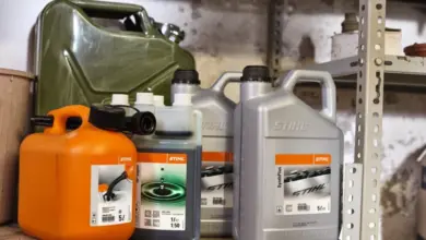 Nádrže s olejem značky STIHL pro směsi v poměru 1 ku 50.