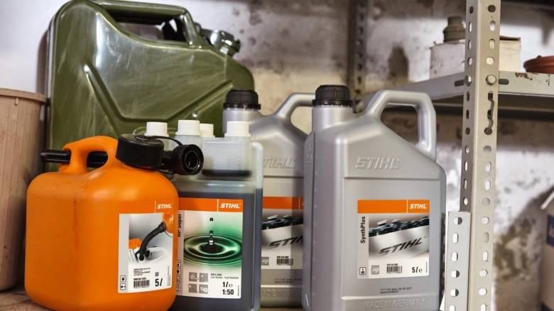 Nádrže s olejem značky STIHL pro směsi v poměru 1 ku 50.