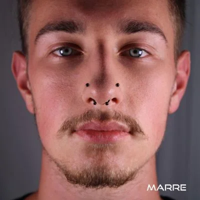 Muž s kroužky v nose jako příklad tělesné modifikace.