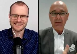 Dva muži v online rozhovoru o jungových archetypech.
