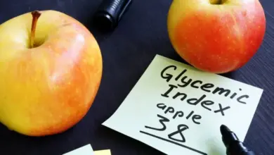 Dva jablka vedle poznámky s glykemickým indexem pro zdraví