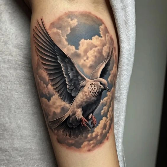 Realistický tatáž holubice létající mezi mraky na lidské kůži.