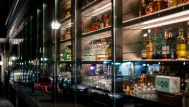 Polky s alkoholem v baru pro správné skladování nápojů
