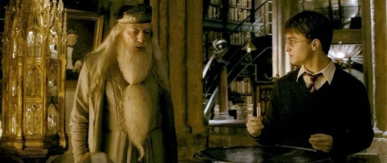 Harry Potter s Dumbledorem v knihovně na pozadí.