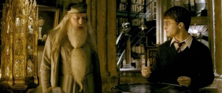 Dumbledore a Harry Potter v knihovně hradu Hogsmeade