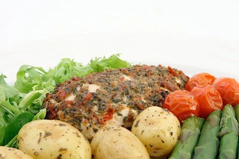 Zdravé jídlo s kuřecím masem, bramborami a zeleninou vhodné pro dietní tabulku č.9.