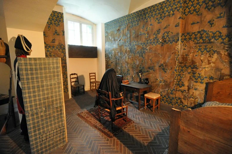 Historická místnost s původními tapetami a nábytkem z doby Marie Antoinetty.
